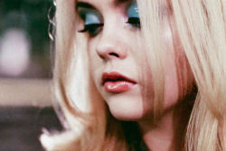 your-lovers-and-drifters:  Lonely moon childChristina Ricci in Buffalo ‘66 (dir. Vincent Gallo) 