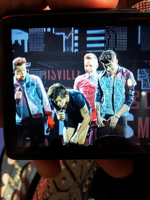 wandxerection:  Harry Styles getting panced on stage 