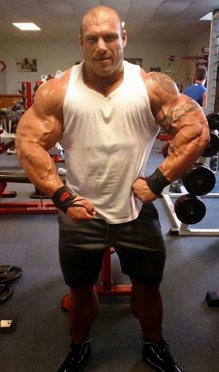 papabearscum: hifrommike: He’s there.  Muscle Daddy