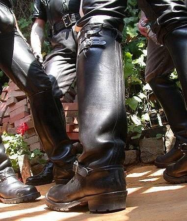 leatherlawman:

GET LOW AND WATCH. 