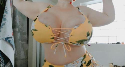 kybbc:  thelastgravewalker:  Penny Underbust- Yellow  The Wow Experience II!!!