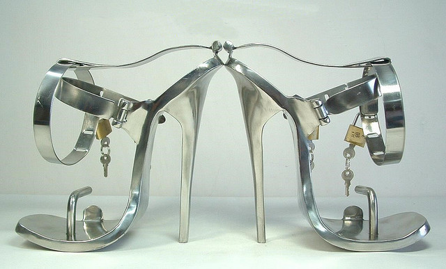 stockingsub:  fedomsissy:  http://fedomsissy.tumblr.com/archive  nice shoes hehe