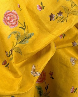 melachalent:  smokethereisfire:Painted yellow silk of a Robe à la Polonaise, 1780–85, American © Metropolitan Museum of Art    