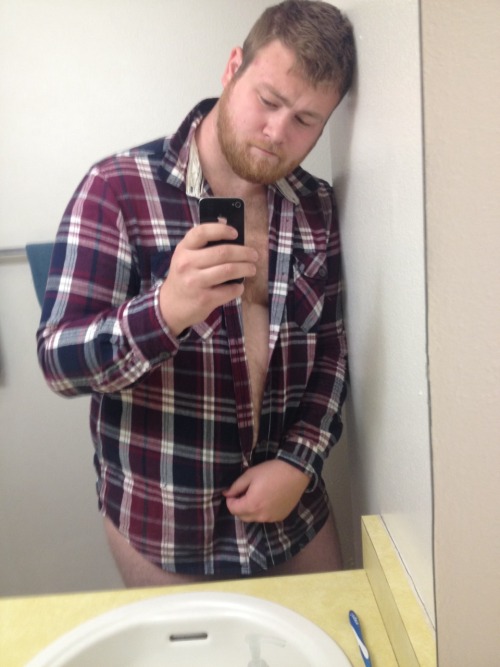 m1schi3fmanag3d:  This is the “I wear literally nothing but a flannel in the morning” selfie