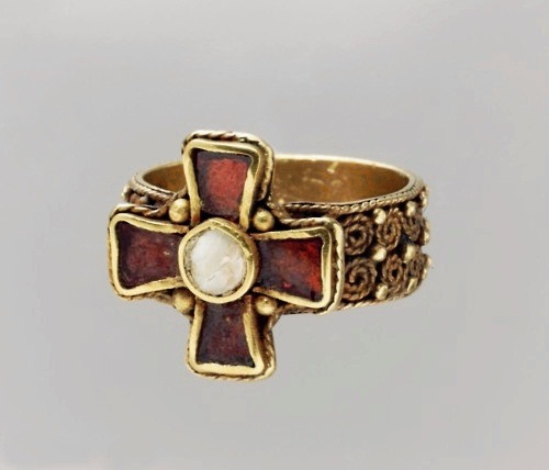 medievalvisions: Frankish garnet cloisonné ring with cross, c. late 5th-early 6th century CE.