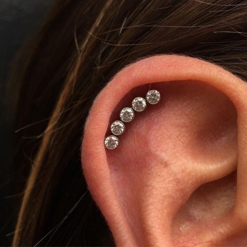 forpiercing: 5 piece titanium cluster, made by @anatometalinc (at För piercing studio)