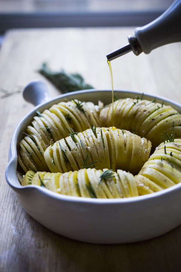foodffs:  Rosemary Garlic Hasselback Potatoes Really nice recipes. Every hour.