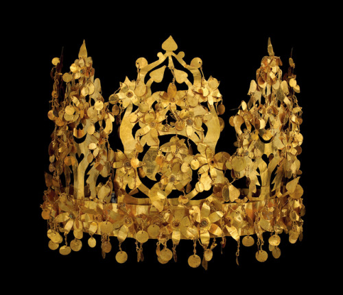 jeannepompadour:Bactrian gold crown from 1st century BC-1st century AD found in the tomb of a high-r