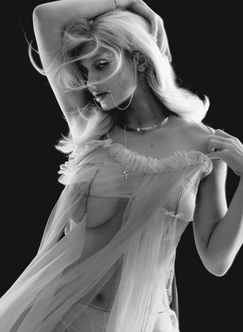 hotcelebsglobal:  Kylie Jenner – V Magazine September 2017  Watch your favorite movies and TV shows for free now