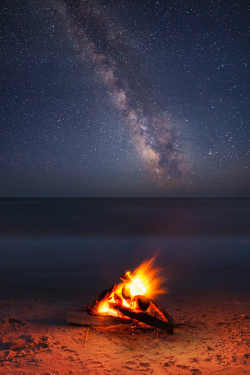 tulipnight:  Fire and stars by nickolay_khoroshkov on Flickr. 