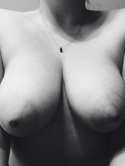 highkori:  my boobies in black and white  voll schön