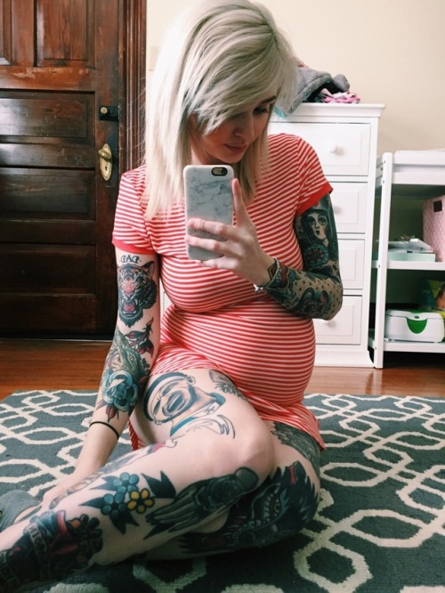 rspnsblprty:33 weeks pregnant and cute as ever 