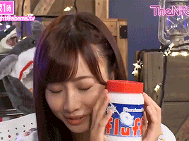 masatokusaka:  The theme for this episode’s food report segment was “companions for bread,” and the first thing Ayachan tried was Marshmallow Fluff! When Ayachan opened up the vanilla Marshmallow Fluff, she said that it seemed like ointment! After