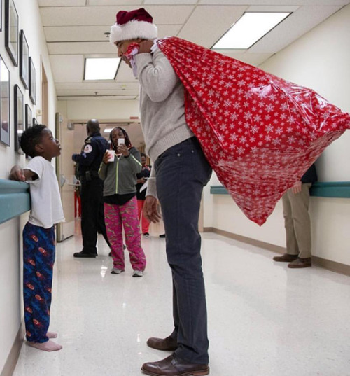 patrickat: sullypants: isoshouldwriteabook: glitterleaf: accras: President Obama plays Santa for pat