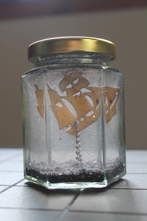legolras: Made my brother a black glitter jar that clears to reveal a shipwreck (/-w-)/