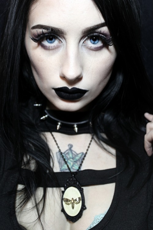 Model: TheblackmetalbarbieNecklace: Dark Cage Designs 