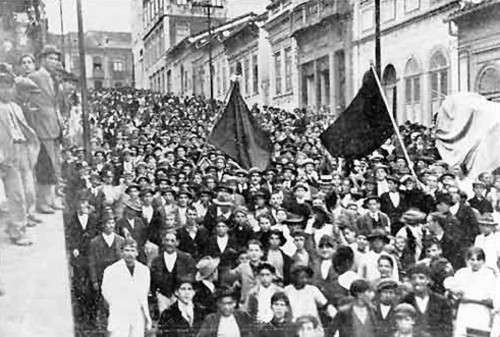 from-around-the-globe:Crowd of striking anarchist and communist workers, after covering the streets 