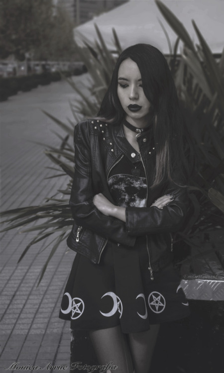 emiliehaunted:    “Something whispered. I listened. Perhaps it has always been there, this thing, this demon inside me. Or behind my back, waiting for me to turn around”(Vanessa Ives, Penny Dreadful)
