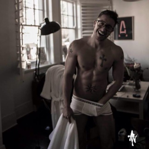 laydee4tradiez: I’ve got something for you…