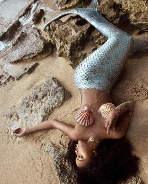 aceobvs: flyandfamousblackgirls:Amiyah Scott photographed by Angelina Venturella for Memoirs of A Me