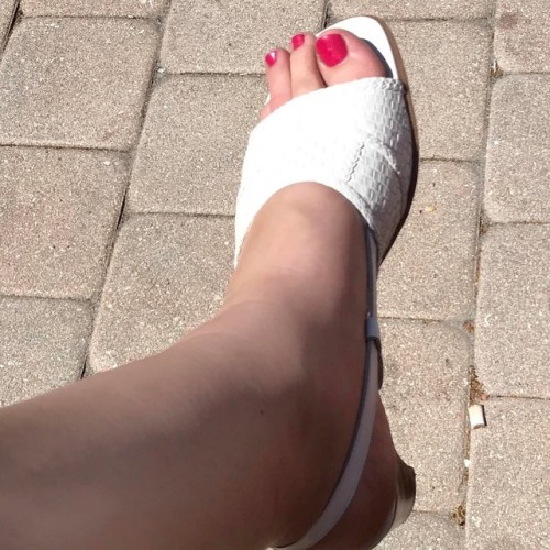 Just admiring my toes in these cute sandals! Doing some skype sessions before 6pm today and scheduli