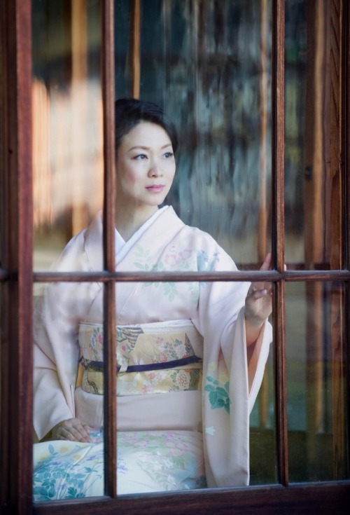 kimonojunko:She feels the breath of early winter. ガラス戸越しに、はつふゆを感じる日。