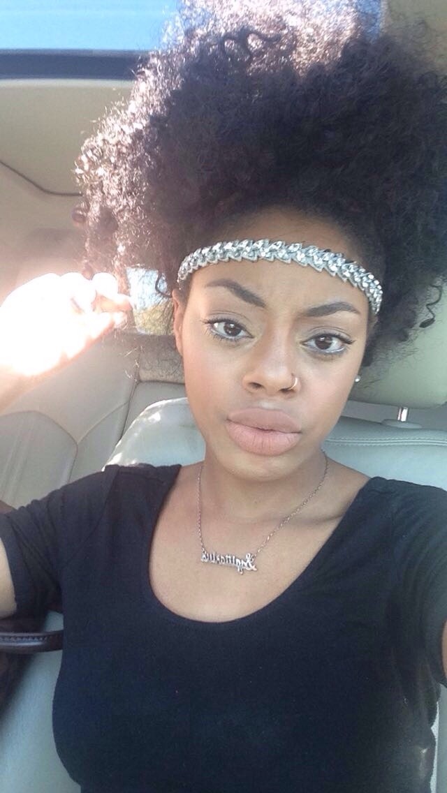 jamaicanamazon:  champagnezombie:selfieqxeen:looking FLEEK for the blackout.flawless