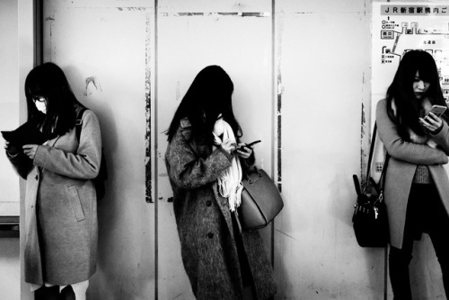 Women on their phone at the Shinjuku stationPhoto : Pierre-Emmanuel Delétrée