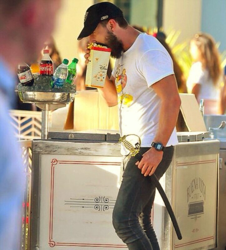 astr0zombies:  pbrfireballvibes:  myobsessionwithshia:  The manliest way to eat popcorn