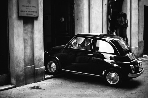 garygraphy:fiat 500… so small it fits through italian apartment doors