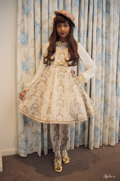 xylia-x:  Melbourne blessed us with a chilly spring weekend so I decided to wear my Royal Unicorn OP. There’s something really charming and cosy about babydoll cuts! 