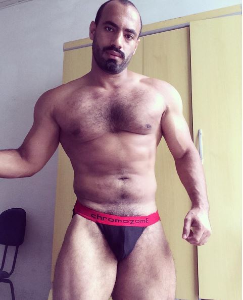 hombres en trusas