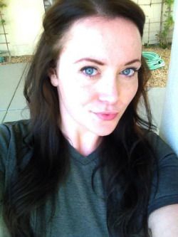 jessimayhem:  still feels so weird to have dark hair again. i am the retarded selfie queen.   Wow, this lady is gorgeous.