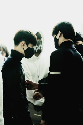 jongin and kyungsoo at the airport - 141231 