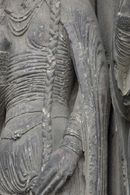 Statue of a woman on the facade of the Cathédrale Saint-Maurice d'Angers, either 1130-60 or c. 1200