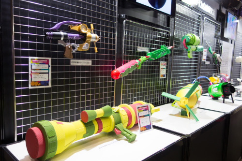 pasocham:  Splatoon area at Game Party Japan. Real weapons and neat paper craft displays and mini gear!   O oO <3