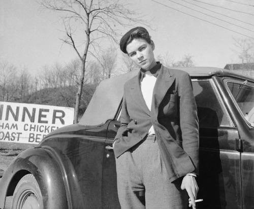 barbara wright photographed by annemarie schwarzenbach in knoxville, tennessee, 1937