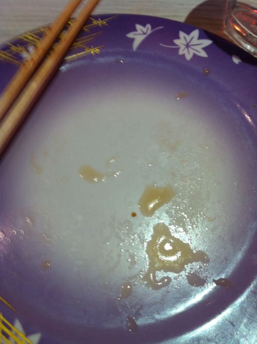 kyubox:  Today I found a place that served negitoro. As you can see, this is a dish where the pink tuna belly is served with a bit of green spring onion. Completely apropos to nothing, I would like to point out that the spring onion is on top. The spring