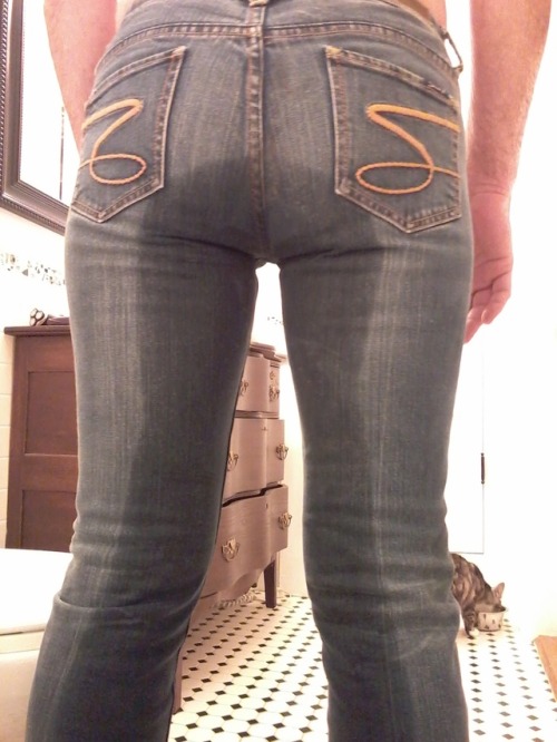 ipmypantz:A piss hard on again this morning. It feels so good when you’re desperate.