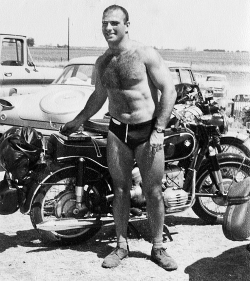 justgazing:  furonmuscle:  Neurologist Oliver Sacks as a young man (circa 1960…) Wotta hottie!  👀