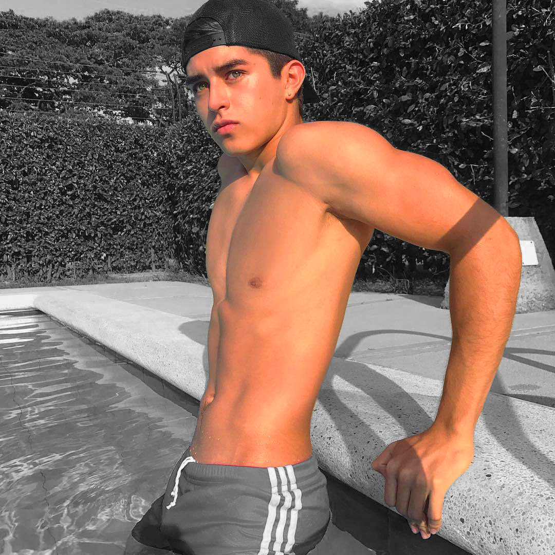 sixpackde:  https://www.tumblr.com/blog/sixpackde