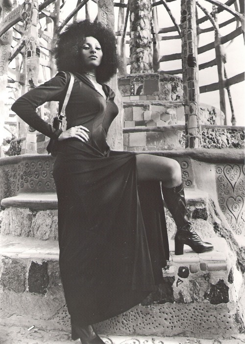 my-retro-vintage:Pam Grier at Watts Towers,  1972   💂🏻‍♂️ 😍😍😍