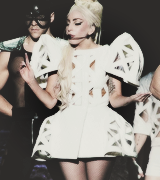  “My bones hurt from all the shows But I dont feel the pain cuz Im a pro I sink