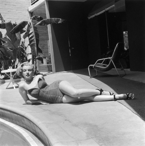 twixnmix:  Marilyn Monroe poolside at The Beverly Carlton Hotel, 1951.  Photos by