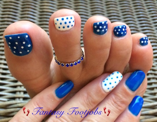 fantasyfootjobs:  Back to polka dots!