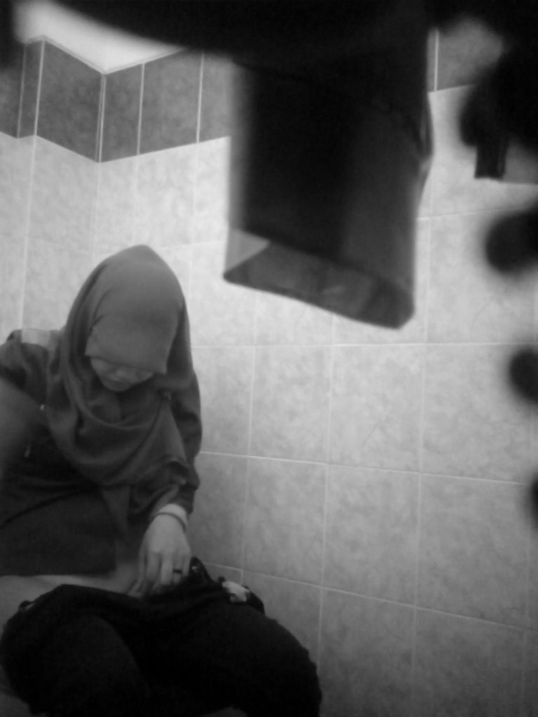 sultanbluenusantara:  skodeng tudung kat toilet
