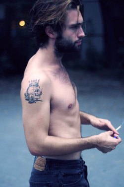 hannah-walks-into-the-wild:   Beard Lust  Holy shit