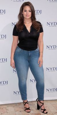 ashleygrahamisbeautiful:  Even when she dresses causal she’s beautiful!!!  Beautiful and sensueel lady 