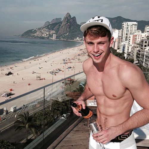 athleticbrutality: elitealphabro: He’s been scoping out prey from the penthouse balcony all da