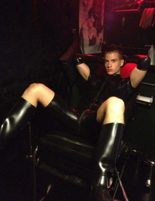 glovefuckforever:COME AND FUCK ME